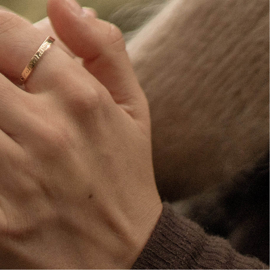 Gold Croí álainn sentiment ring